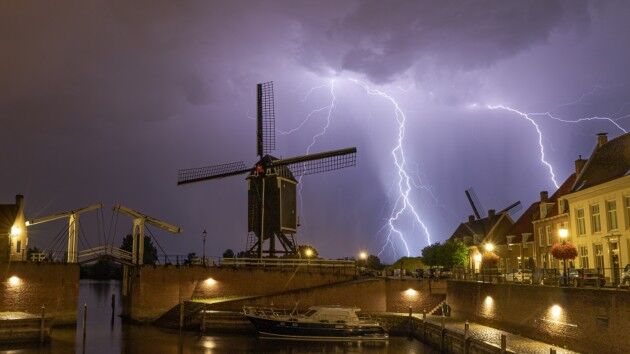 Foto gemaakt door Donny Kardienaal - Het kwam meermaals tot onweer. 