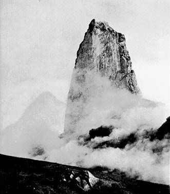 Foto gemaakt door Wikipedia - Saint-Pierre (Martinique) - De kegel, die zich later in 1902 in de krater van de vulkaan vormde en in maart 1903 weer instortte. 