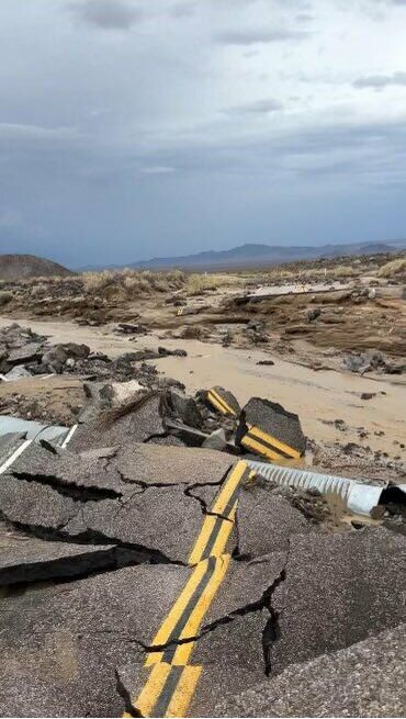 Foto gemaakt door National Park Service - Mojave Desert - Schade aan de wegen in de Mojave woestijn, door zware buien van afgelopen 31 juli. 