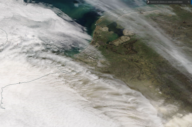 Foto gemaakt door Archief - De wolk Saharazand en de bijbehorende wolken van 16 maart. 