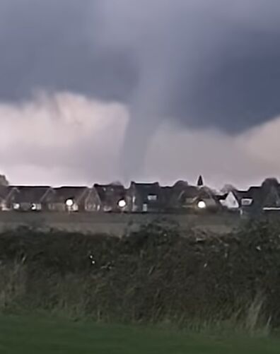 Foto gemaakt door Francien - Sint Nicolaasga - De tornado in Friesland was een prachtig exemplaar