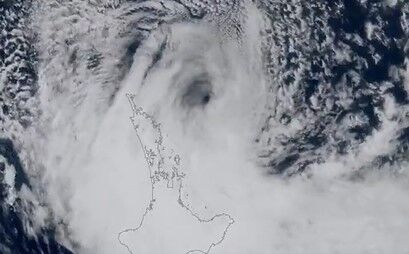 Foto gemaakt door WMO - Nieuw-Zeeland - De kern van het lagedrukgebied lijkt voor de kust van Nieuw-Zeeland weer iets uit te diepen.