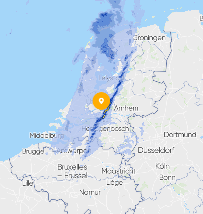 Foto gemaakt door Weer.nl - Het radarbeeld van 13:25. De voorste lijn trekt nu richting het oosten van het land, daar kan het even flink op plenzen. Op beide lijnen kunnen (zeer) zware windstoten voorkomen. Kijk zelf op: weer.nl/regenradar.