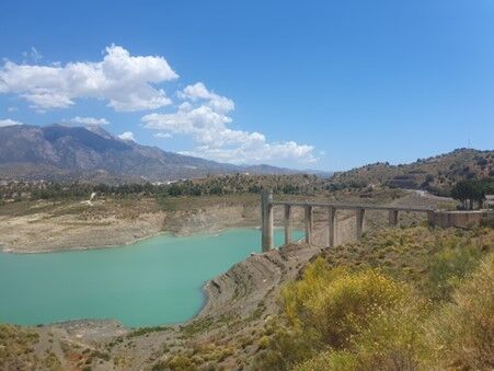 Foto gemaakt door Tim de Lange - La Vinuela - Terwijl we in Nederland even niet weten waar we met het regenwater heen moeten, zucht Spanje onder de droogte. Een stuwmeer bij Malaga staat bijna droog. 