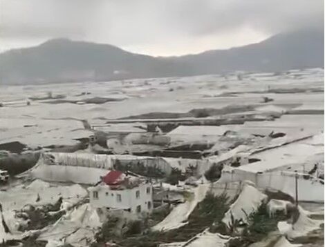 Foto gemaakt door Videostill - Anamur - Turkije - Veel schade aan kassen door een tornado in Turkije.