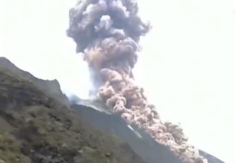 Foto gemaakt door Screenshot uit een filmpje - Stromboli - Stromboli vulkaan barst weer uit