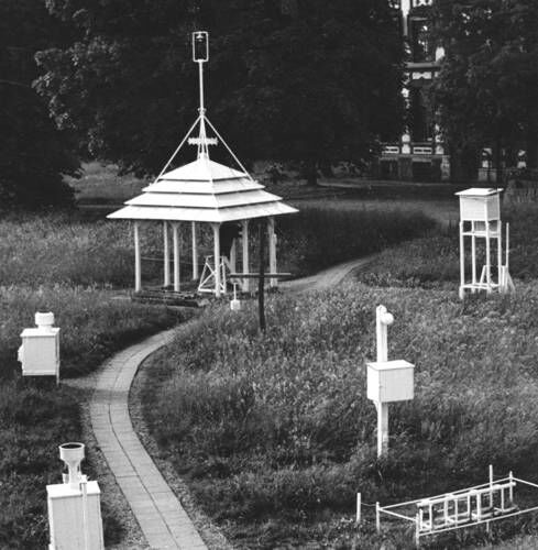 Foto gemaakt door KNMI - De Bilt - Meerdere manier om de temperatuur te meten. Linksboven de pagode, daarnaast de Stevensonhut. 