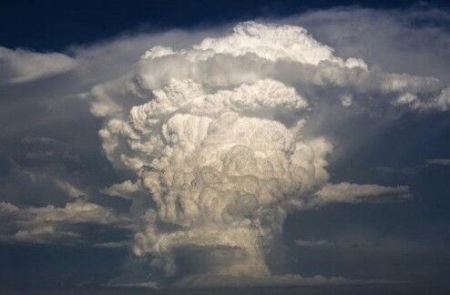 Cumulonimbus calvus, massieve onweerswolk