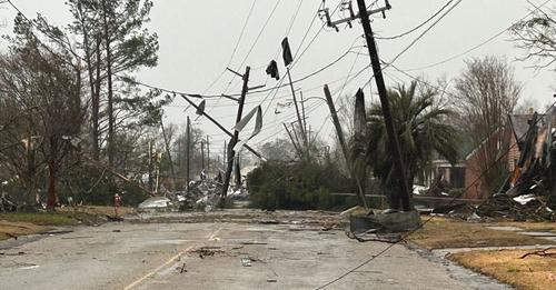 Foto gemaakt door Helena Liu (via Twitter) - Alabama - Enorme schade door tientallen tornado's in de Verenigde Staten.