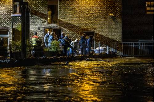 Foto gemaakt door Marcel Van Hoorn (ANP) - Epen - Wateroverlast bij de Wingbergermolen aan de Geul in Zuid-Limburg. De brandweer sloeg groot alarm om de hoge waterstand van de rivier, omdat deze buiten haar oevers dreigde te treden.