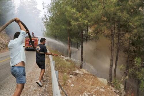 Foto gemaakt door ANP - Mugla, Turkije - In Turkije moeten alle zeilen bijgezet worden om de branden onder controle te houden.