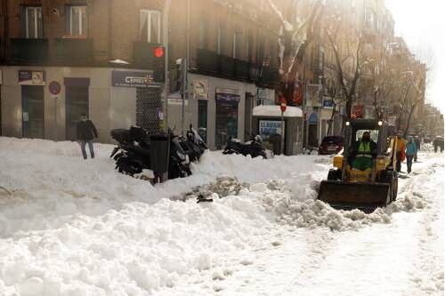 Foto gemaakt door ANP - Madrid - Spanje haast zich om wegen sneeuwvrij te maken.
