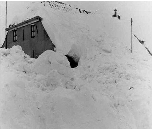 Foto gemaakt door Jan Bolt - Uithuizermeeden - Ingesneeuwd huis in Noordoost-Groningen