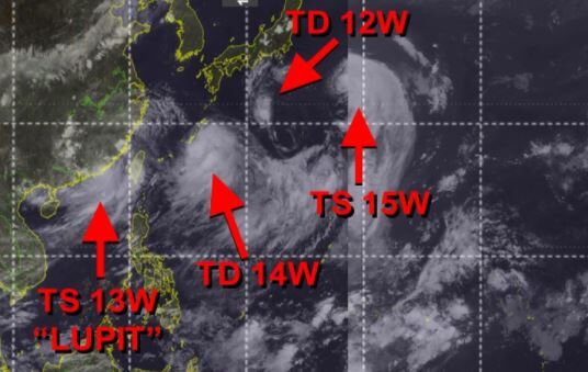 Foto gemaakt door Joint Tyfoon Warning Center - Nabij Japan - Er zijn maar liefst 4 tropische stormen of depressies actief bij Japan