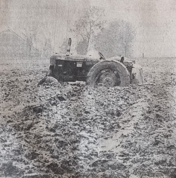 Foto gemaakt door Nieuwsblad van het Noorden - Noord-Nederland - Deze trekker blijft tijdens het werk steken. 