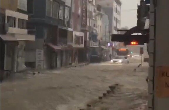 Foto gemaakt door Videostill Twitter - Noordkust van Turkije - In Spanje en Turkije viel het afgelopen etmaal heel veel regen en dat resulteerde in enorme overstromingen.