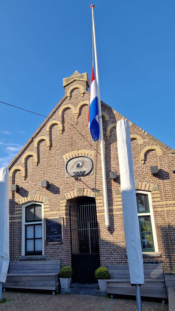 Foto gemaakt door Familie Schoustra - Terschelling - Bij Het Wakend Oog hangt de vlag halfstok.