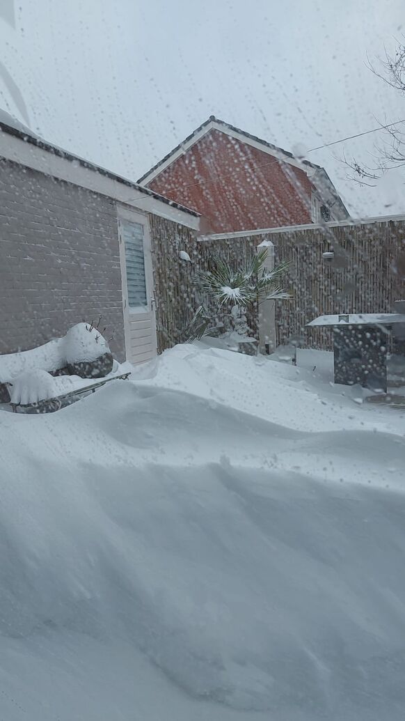 Oldenzaal - In de achtertuin van Paulie Renshof zijn de sneeuwduinen tot 1 meter hoog opgewaaid. 