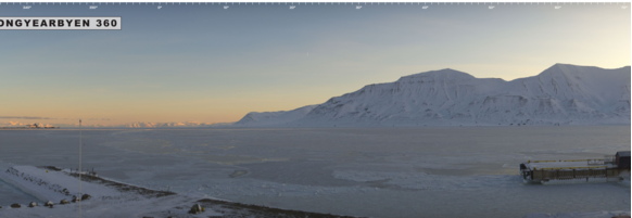 Adventfjorden was ook deze morgen weer compleet bevroren. Bron: Borealis Paronama, Port of Longyearbyen