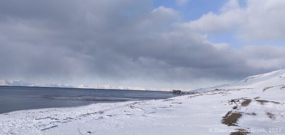 Foto gemaakt door Daan van den Broek - Een wolkenstraat precies boven Isfjorden, die verderop in het fjord uitsneeuwt. 