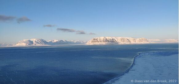 Foto gemaakt door Daan van den Broek - Het uitzicht over Isfjorden vanaf de heuvel naast Elveneset. Hier zie je hoe een wolkenstraat die precies over het fjord ligt begint. Meer daarover verderop in dit artikel.
