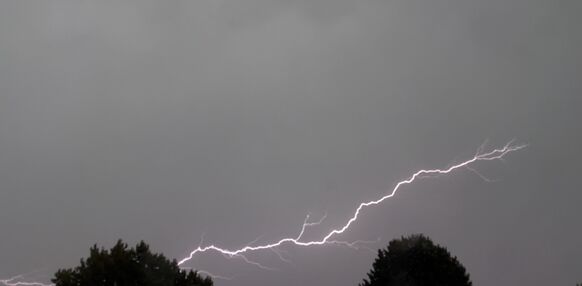 Foto gemaakt door Eva Sandelowsky - Apeldoorn - Bliksemschicht van wolk tot wolk Foto gemaakt door Eva Sandelowsky - Apeldoorn - Bliksemschicht van wolk tot wolk