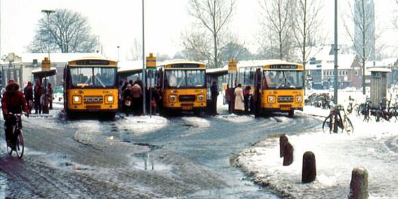 Foto gemaakt door Onbekend - Hilversum - De bussen van de NZH in de sneeuw in Hilversum, in november 1980.