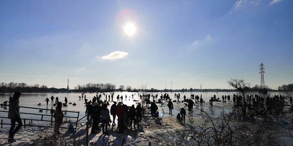 Foto gemaakt door Ton de Brabander - Wageningen - In de week volgend op sneeuwstorm Darcy werd er massaal geschaatst. 