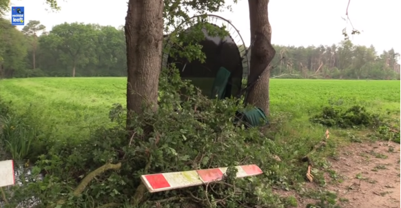 Een nieuwe tornado veroorzaakt grote schade in Ommen. Zie ook de bosrand op de achtergrond. Bron: Vechtdal Leeft, Youtube.