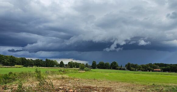 Foto gemaakt door Cor Riezebos - Oldebroek - Dynamische wolkenluchten na een onweersbui op 5 september Foto gemaakt door Cor Riezebos - Oldebroek - Dynamische wolkenluchten na een onweersbui op 5 september