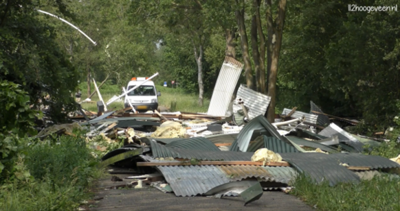 In Hoogeveen kwam een volgende tornado naar beneden. Een loods werd volledig verwoest. Bron: 112hoogeveen (Youtube).