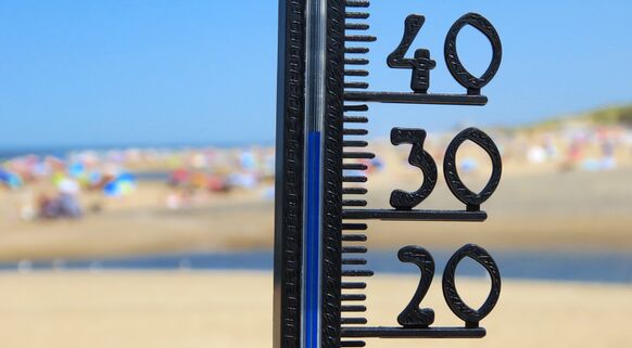 Foto gemaakt door Gieny Westra - Katwijk aan Zee - Tijdens de extreme hitte van 19 juli steeg zelfs op het strand de temperatuur tot boven de 35 graden.