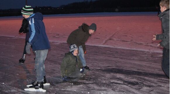 Foto gemaakt door Jannes Wiersema - Roodeschool - In 2010 leerden kinderen nog schaatsen op natuurijs. 