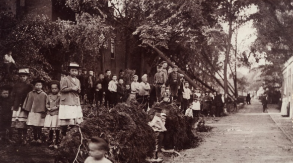 Foto gemaakt door Zeeuws Archief - Middelburg - Schoolkinderen kijken naar de ravage zoals die door de storm van 11 september 1903 in een straat in Middelburg is aangericht. 