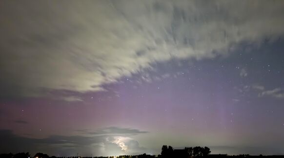 Foto gemaakt door Elyse Topman - Allingawier - Noorderlicht en onweer tegelijkertijd gefotografeerd in de nacht van 2 september. Foto gemaakt door Elyse Topman - Allingawier - Noorderlicht en onweer tegelijkertijd gefotografeerd in de nacht van 2 september.