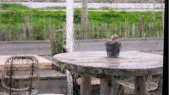 Foto gemaakt door Aad Hogenboom - Roelofarendsveen - Eerst leek het afgelopen week overwegend droog en vrij zonnig weer te worden, maar uiteindelijk was het vooral op donderdag grijs en nat.