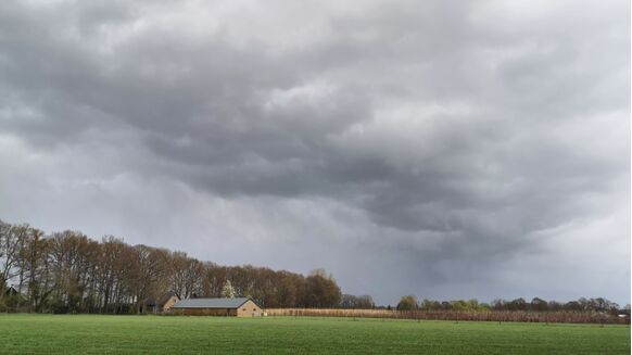 Foto gemaakt door Ton de Brabander - Renkum - Zware buien brachten ook in het binnenland af en toe zware tot zeer zware windstoten teweeg.