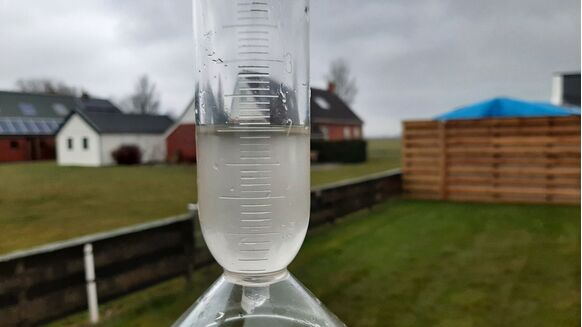 Foto gemaakt door Jannes Wiersema - Roodeschool - Het regenwater in de regenmeter van Jannes Wiersema in Roodeschool was duidelijk troebel door al het Saharazand dat erin zat.