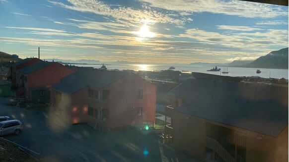 Foto gemaakt door Anna Sartell - In Spitsbergen schijnt de zon 's nachts nog volop. Deze foto is gemaakt op 31 juli, om 23:30 uur 's avonds. 