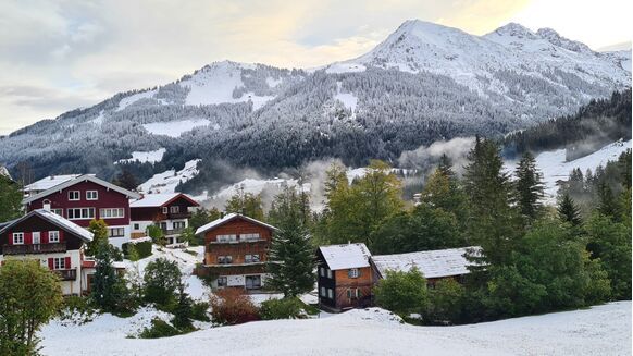 Foto gemaakt door Hans & Odette ter Braak - Mittelberg, Kleinwalsertal - Zelfs in het dal kwam het tot een laagje sneeuw. 