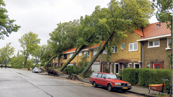 Foto gemaakt door ANP - Haarlem - Voor zomerstorm Poly gold code rood wegens zeer zware windstoten en dat is goed terug te zien aan de schade