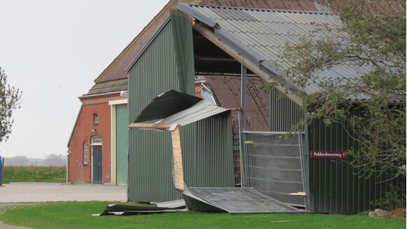 Foto gemaakt door Jannes Wiersema - Roodeschool - Ook de gevel van deze schuur overleefde de storm niet.