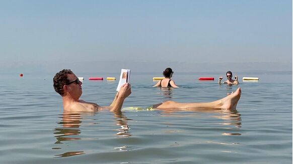 Foto gemaakt door Tycho van den Born - Jordanië - Drijven op het water van de Dode Zee.