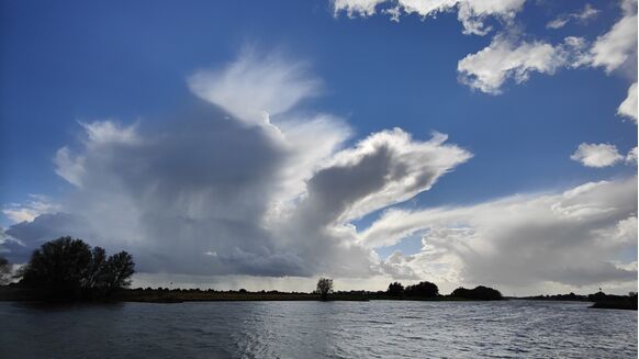 Foto gemaakt door Ton de Brabander - Renkum - Door het enorme verschil in temperatuur aan de grond en op grote hoogte ontstonden stevige buien met lokaal hagel en onweer, maar tussendoor waren er juist ook felle opklaringen