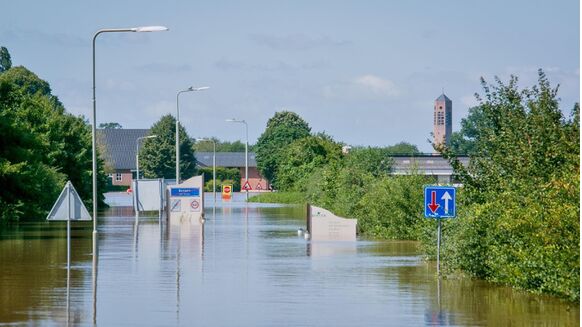 Foto gemaakt door Pieter Keiren - Bergen, Limburg - Steeds meer plekken in Bergen lopen onder water. Foto gemaakt door Pieter Keiren - Bergen, Limburg - Steeds meer plekken in Bergen lopen onder water.