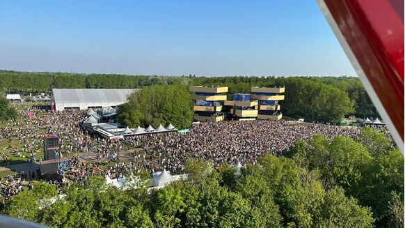 Foto gemaakt door Rolf van Willigenburg - Spaarnwoude - Het was afgelopen weekend fantastisch festivalweer! De inversie is goed te zien, want hier blijft ook smog gevangen (lucht is bruinig bij de horizon).