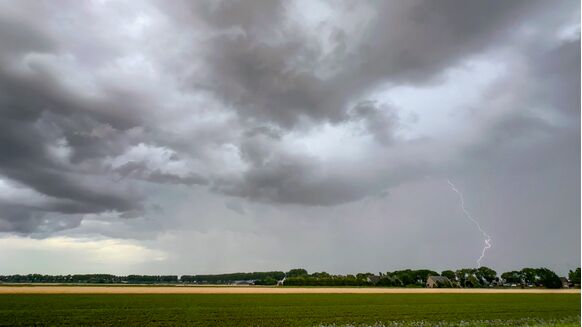 Foto gemaakt door Ferry Krauweel - Zuid-Beijerland - Een onweersbui bij Zuid-Beijerland.