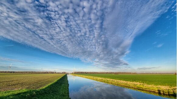 Foto gemaakt door Janine Kroeze  - Dronten - Hoog in de lucht zijn bijzondere wolkenbanken zichtbaar. 