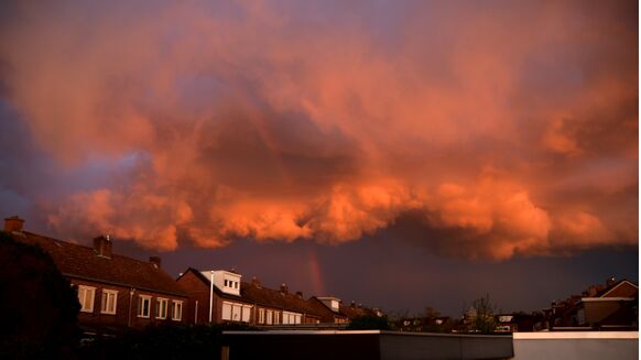 Foto gemaakt door Hans Janssen - Landgraaf - Dreigende luchten met een regenboog tijdens zonsondergang