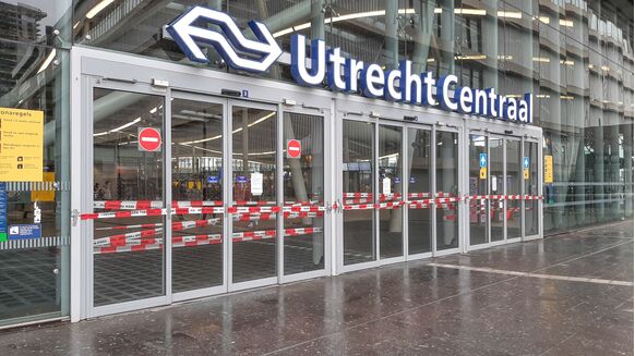 Foto gemaakt door Ab Donker - Op station Utrecht Centraal werden uit voorzorg de zware deuren afgesloten. 